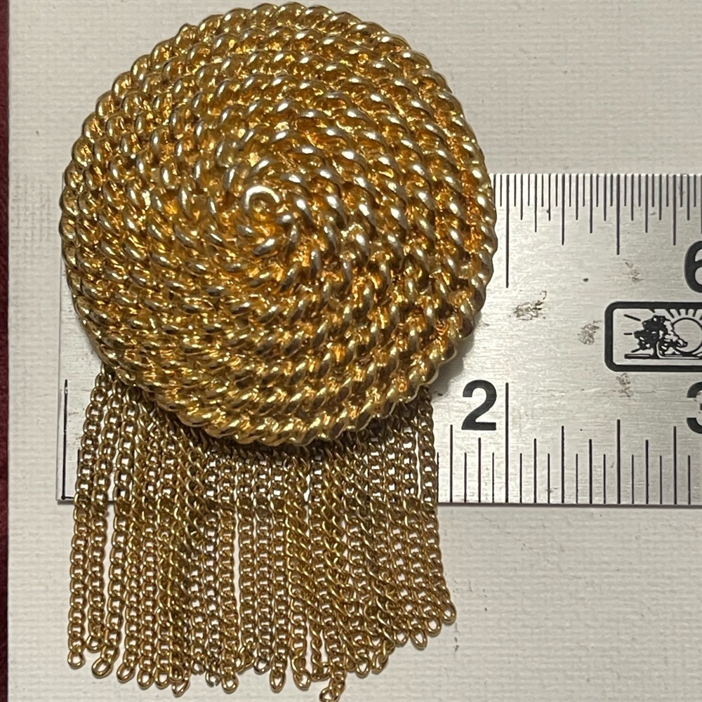 Elegant Gold Chain Fringe Brooch - Picture 10 of 10